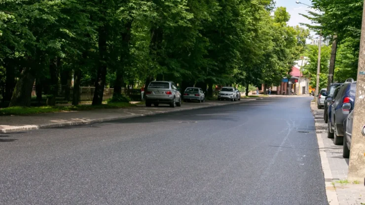 У Франківську на Чорновола оновили покриття, облаштували кишені та пониження
