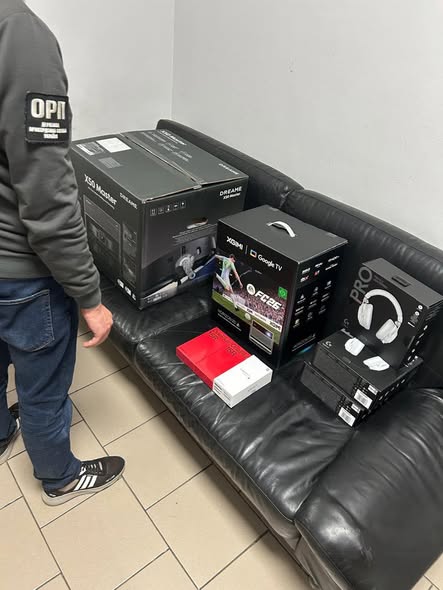 На кордоні зупинили бус із технікою на 100 тис. грн, яку незаконно везли до Франківська 1
