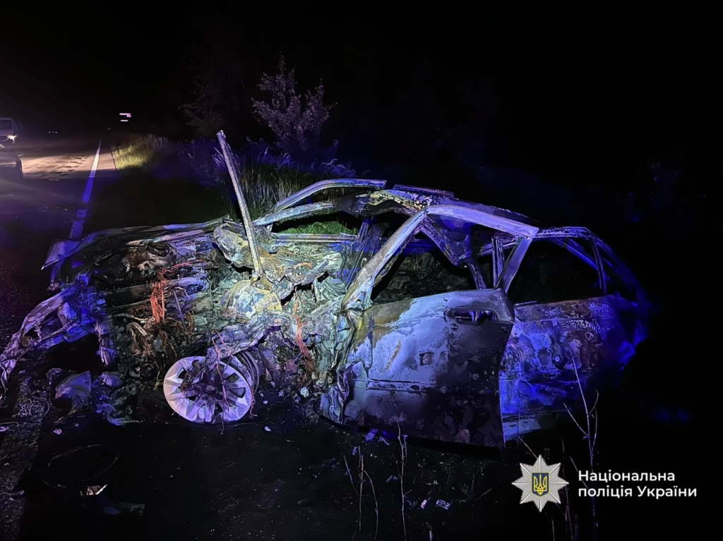 BMW вщент згорів після зіткнення на зустрічній: водій загинув, серед поранених — 7-річна дитина 1