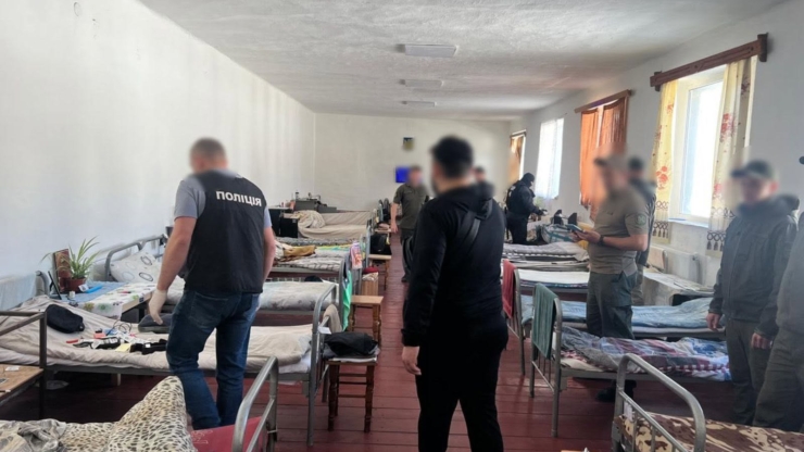 У цукерках і паштеті: викрили схему постачання наркотиків до Коломийської колонії