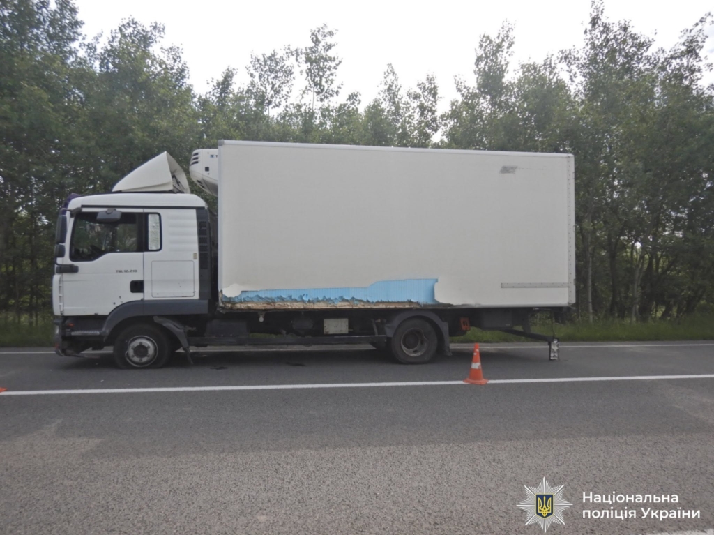У Отинії водій Mazda спричинив ДТП за участю трьох автомобілів, його госпіталізували 2