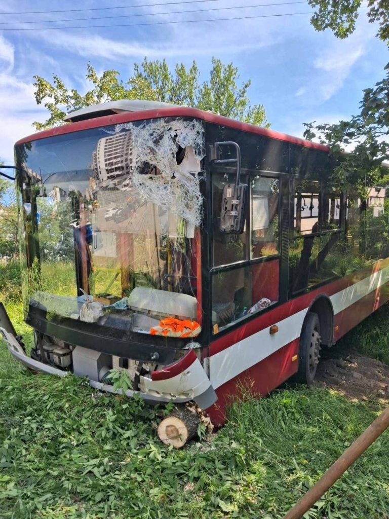 У Франківську автобус опинився в кюветі через пішохода, який вистрибнув на дорогу. ВІДЕО 1