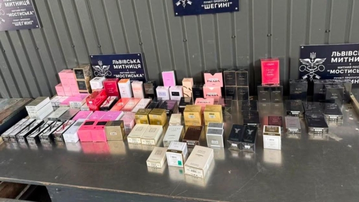 До Франківська намагалися провезти контрабандні парфуми і креми на 700 тис. грн