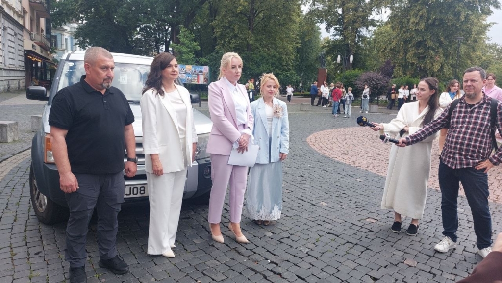 Як мистецтво допомагає війську: дружини воїнів презентували у Франківську зворушливу виставу про чекання  6