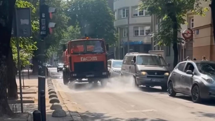 У Франківську вдень поливають дороги через аномальну спеку