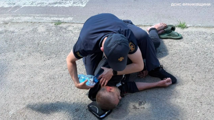 Офіцер-рятувальник Надвірнянської громади допоміг перехожому, в якого стався епілептичний напад