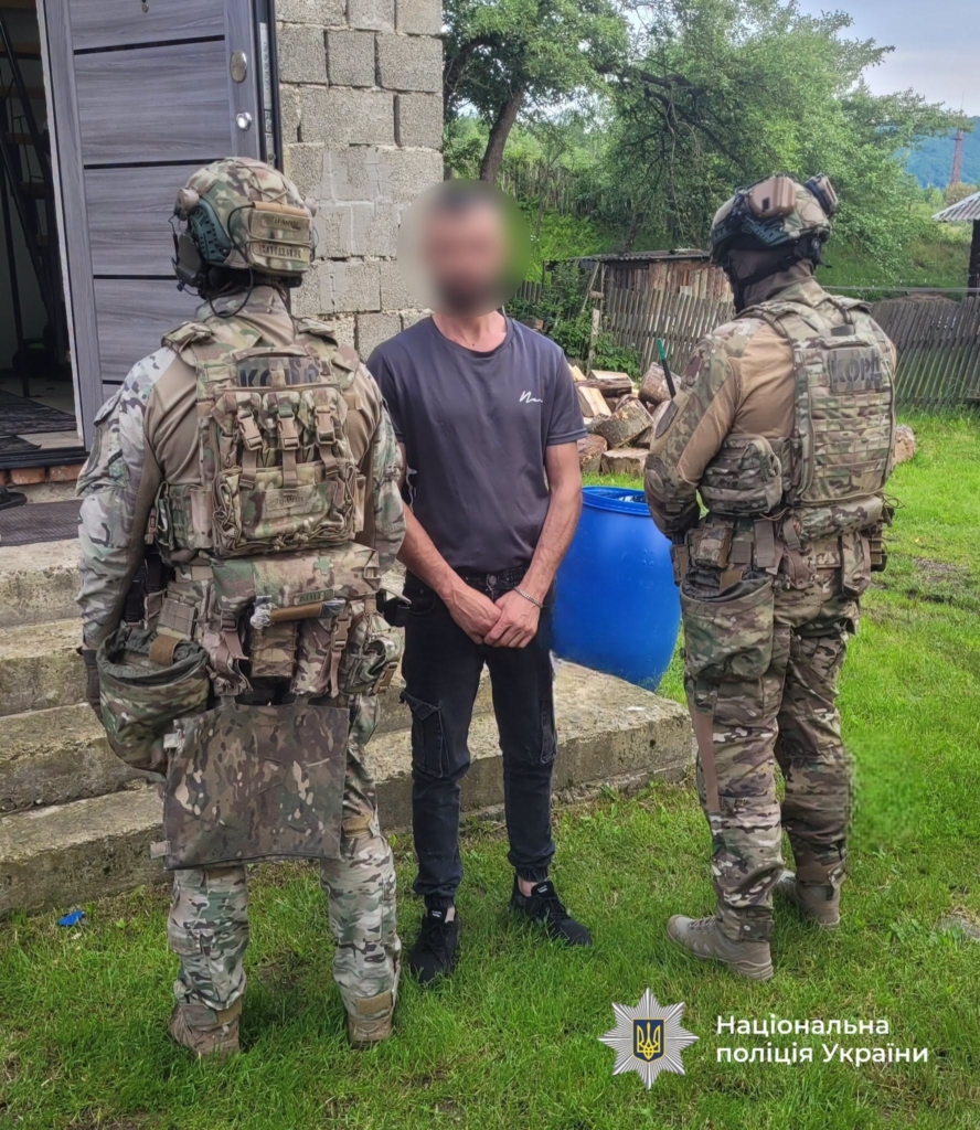 На Прикарпатті двох військових викрили на незаконному збуті зброї 1
