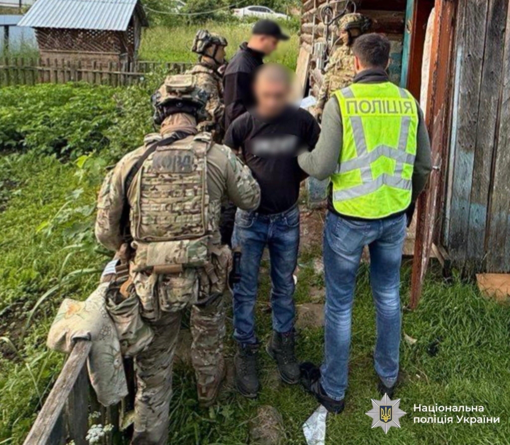 На Прикарпатті двох військових викрили на незаконному збуті зброї 2