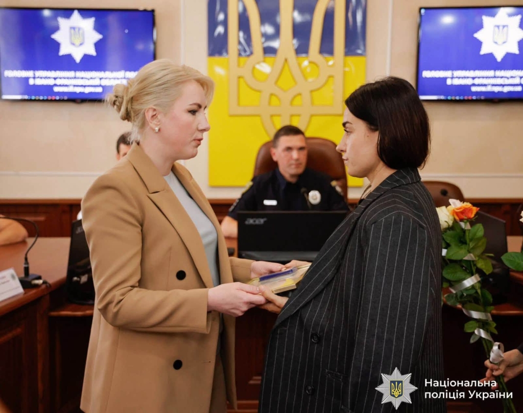 Прикарпатські поліцейські до професійного свята отримали відзнаки, службові квартири та авто 2