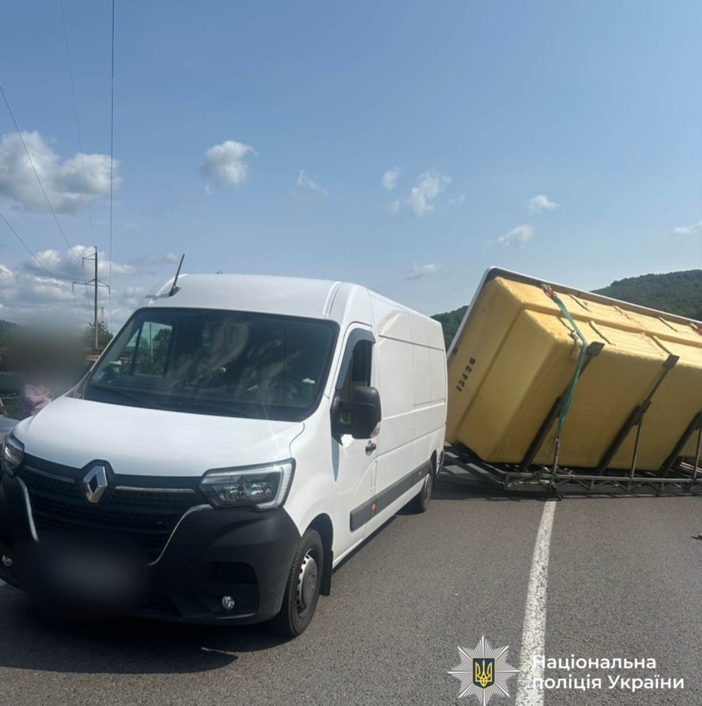 У Яремчі після зіткнення з автобусом легковик злетів з дороги 1