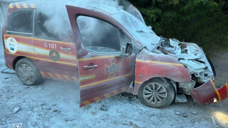 рф вдарила дроном по автомобілю рятувальників на Донеччині