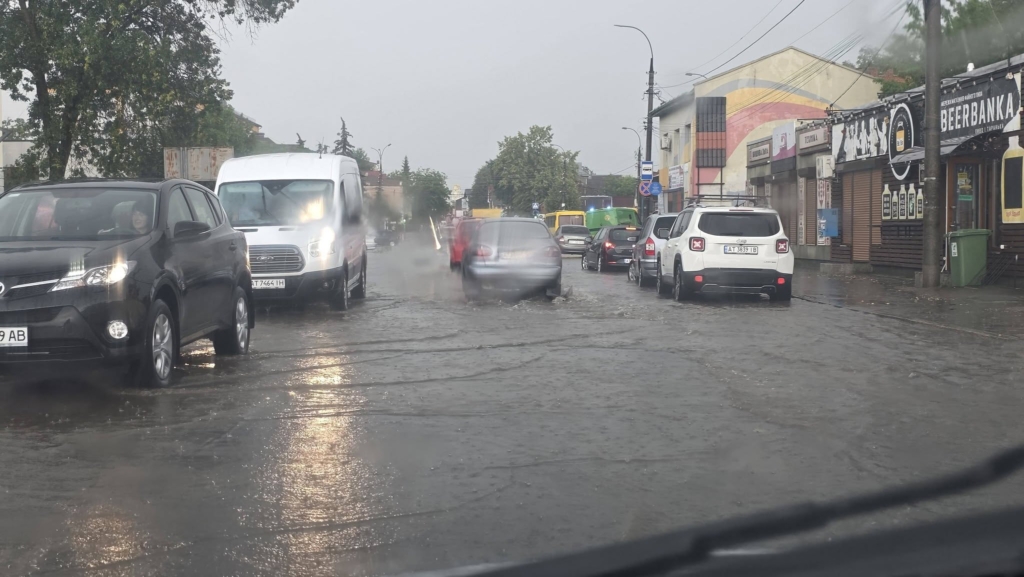 У Коломиї сильна негода повалила дерева, зірвала дахи та затопила вулиці (ФОТО) 2