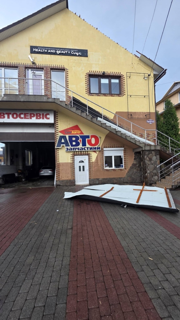 У Коломиї сильна негода повалила дерева, зірвала дахи та затопила вулиці (ФОТО) 5