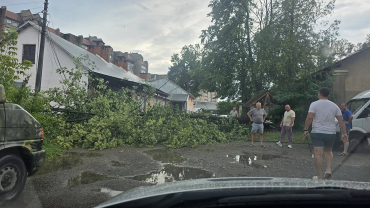 У Коломиї сильна негода повалила дерева, зірвала дахи та затопила вулиці (ФОТО)