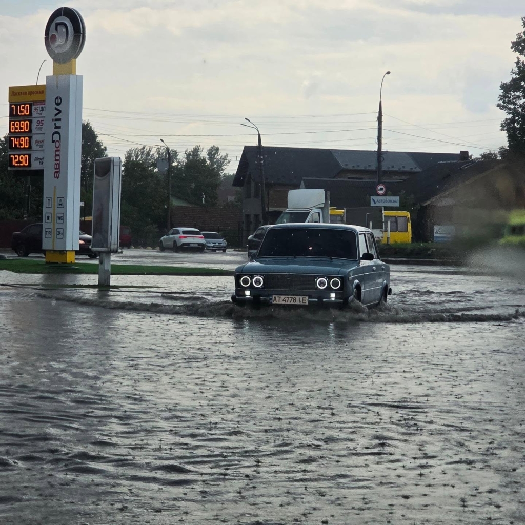 У Коломиї сильна негода повалила дерева, зірвала дахи та затопила вулиці (ФОТО) 6