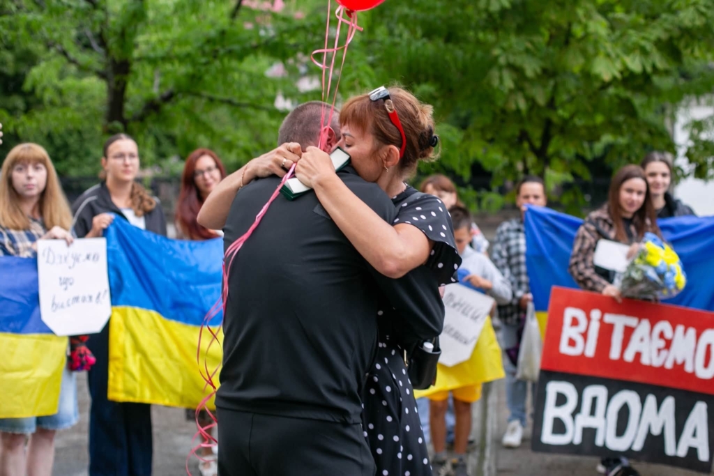 У Франківську зустріли звільненого з полону "азовця" Олексія Макарова 1