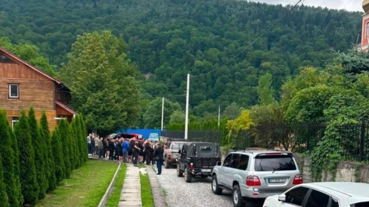 У Яремчі організатори джип-турів намагалися заблокувати пункт екологічного контролю