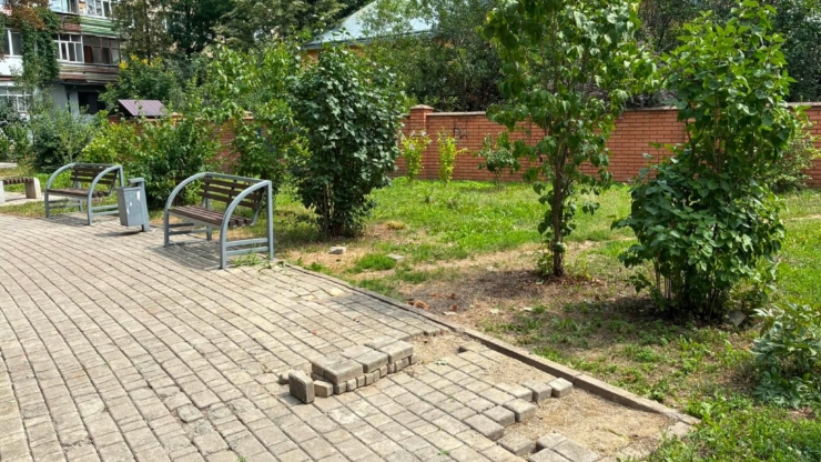 У Франківську невідомі вкрали лавку зі скверу на Сніжній