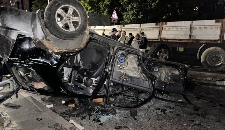 У Львові група людей перекинула та пошкодила авто ТЦК