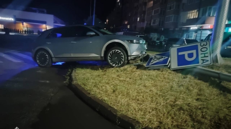 У Франківську 19-річний водій Hyundai зніс дорожні знаки