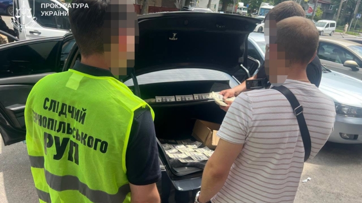 Правоохоронці викрили прикарпатця, який за $17 тис. переправляв чоловіків до Польщі