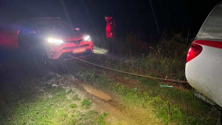Жінка з дитиною вночі заблукали і застрягли на авто біля Яблуниці