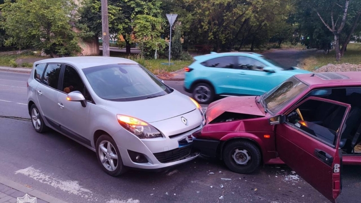 У Франківську п'яний водій ВАЗа на зустрічці врізався в Renault