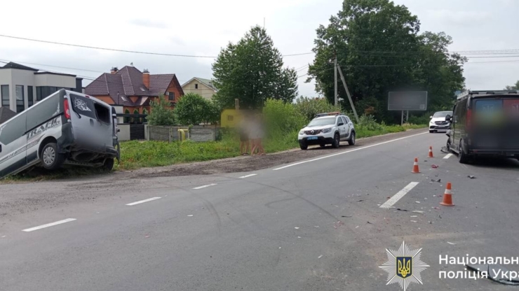На Калуському шосе зіткнулися два мікроавтобуси: один із водіїв — у лікарні
