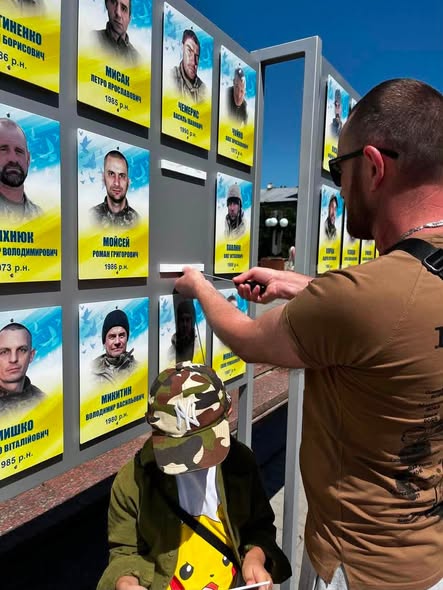 Франківець Любомир Паньків повернувся з полону і зняв свою світлину з Алеї віри і надії 1