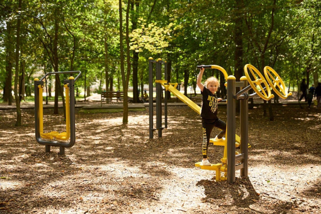 Спортивний та інклюзивний дитячий майданчики, модульні вбиральні: у Франківську облаштовують парк на Молодіжній. ФОТО 4
