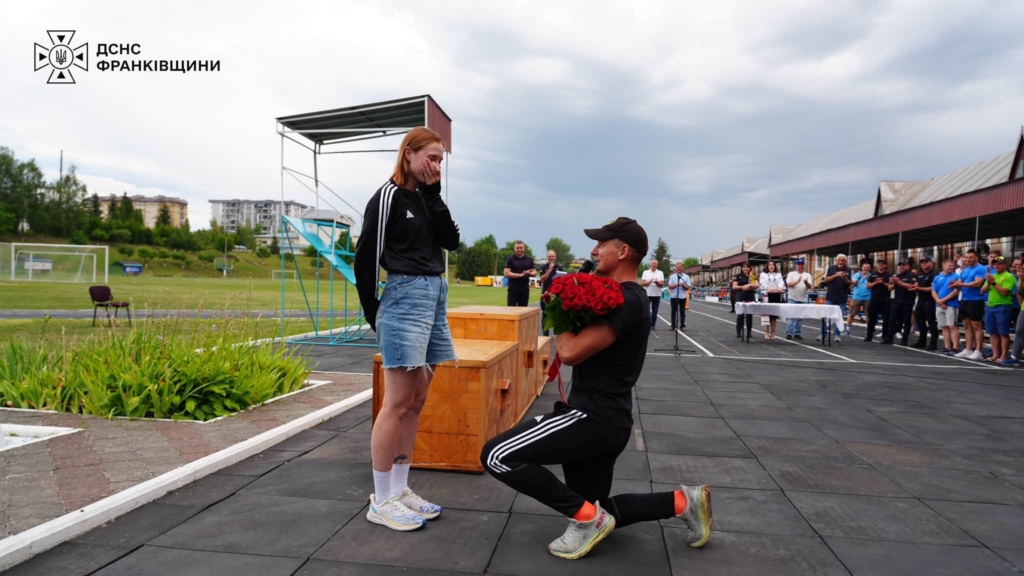 На Прикарпатті спортсмен освідчився коханій під час закриття чемпіонату України. ФОТО 2