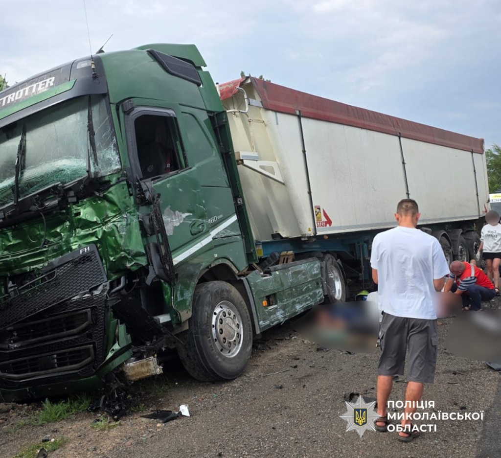 На Миколаївщині внаслідок зіткнення маршрутки та вантажівки загинули 12 людей 1
