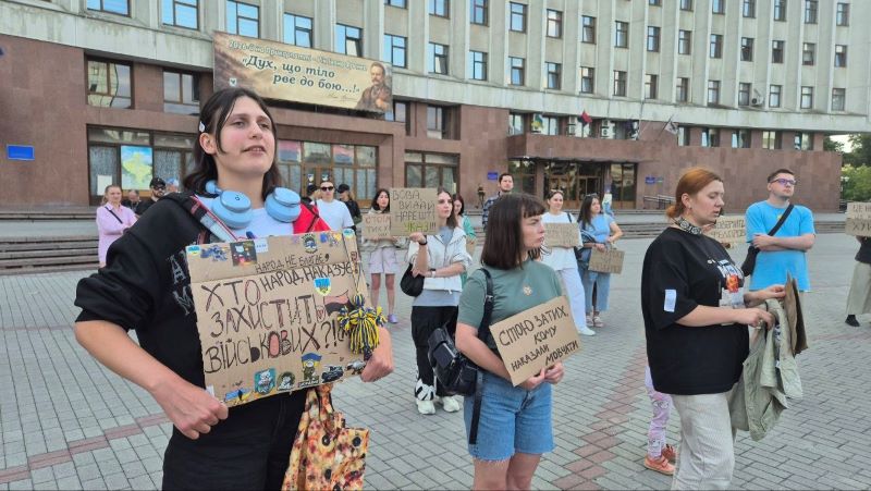 В Івано-Франківську продовжуються «Картонкові протести» (ФОТО) 2