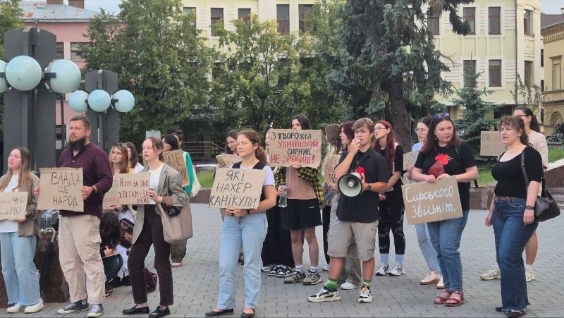 В Івано-Франківську продовжуються «Картонкові протести» (ФОТО) 1