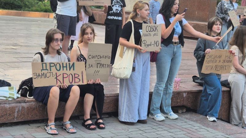 В Івано-Франківську продовжуються «Картонкові протести» (ФОТО) 3