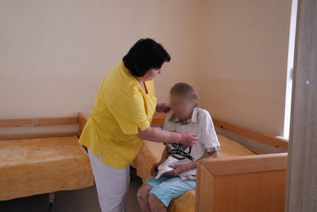 78-річна франківка з деменцією 10 діб жила у квартирі з померлим чоловіком 1