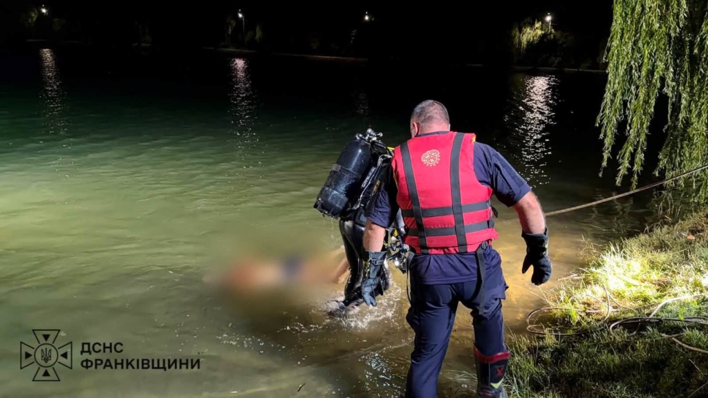 Стрибнув у воду і зник: у Надвірній в міському озері втопився чоловік 1
