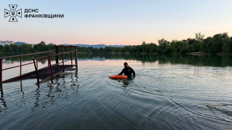 Стрибнув у воду і зник: у Надвірній в міському озері втопився чоловік
