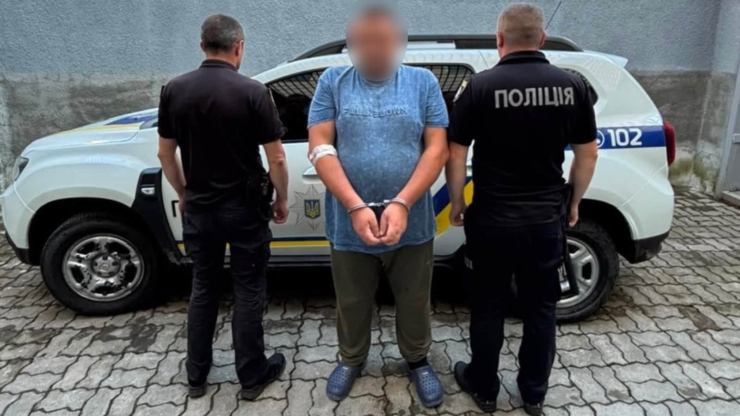 На Надвірнянщині чоловік розбив пляшку і вдарив нею підлітка