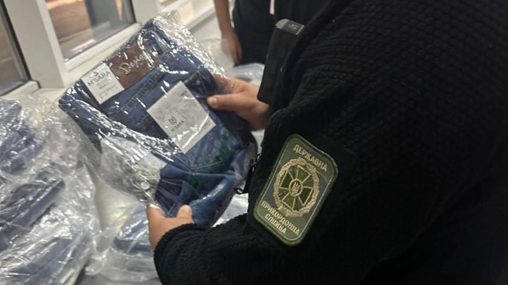 На кордоні затримали прикарпатців з контрабандою джинсів і парфумів