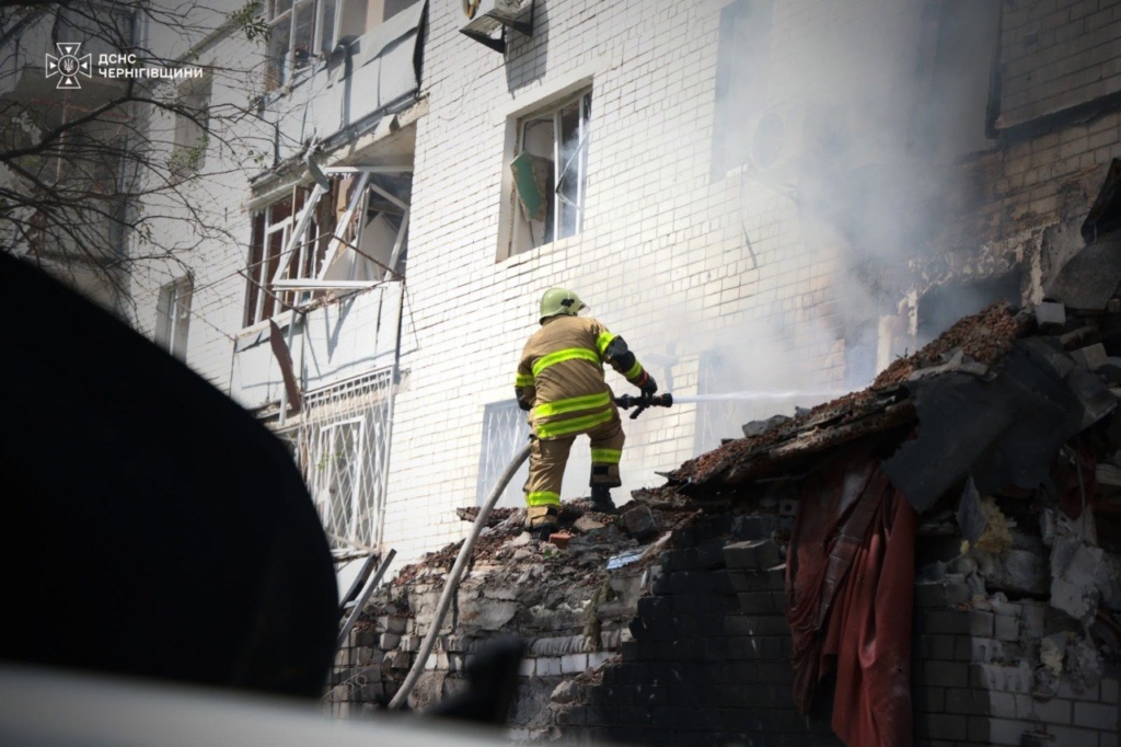 рф атакувала Чернігів: постаждали 14 людей, серед яких дві дитини 2