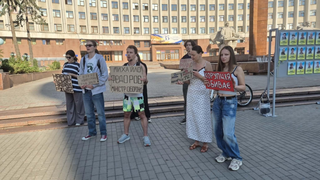 У Франківську до 30 людей вийшли на підтримку Федорова напередодні голосування за нового міністра оборони 2
