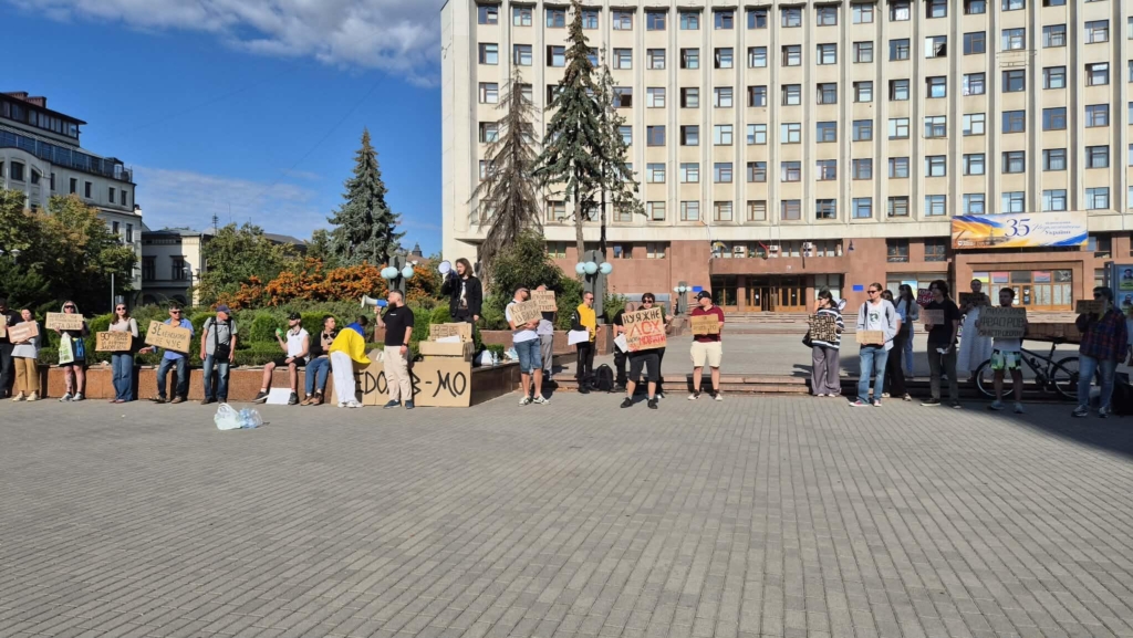 У Франківську до 30 людей вийшли на підтримку Федорова напередодні голосування за нового міністра оборони 1