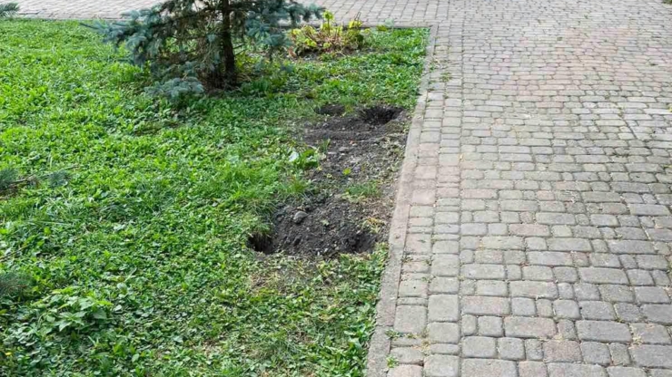 У Тисмениці вандали вирвали лавку на дитячому майданчику
