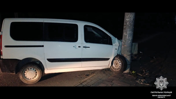 У Франківську п'яний водій врізався в електроопору