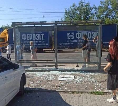 У Франківську розбили скло на зупинці та пошкодили лавку у сквері 1