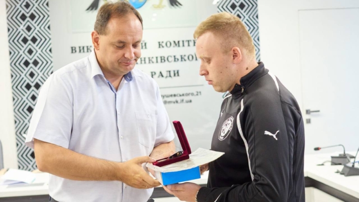 У Франківську п'ятьом захисникам вручили медалі «За поранення»