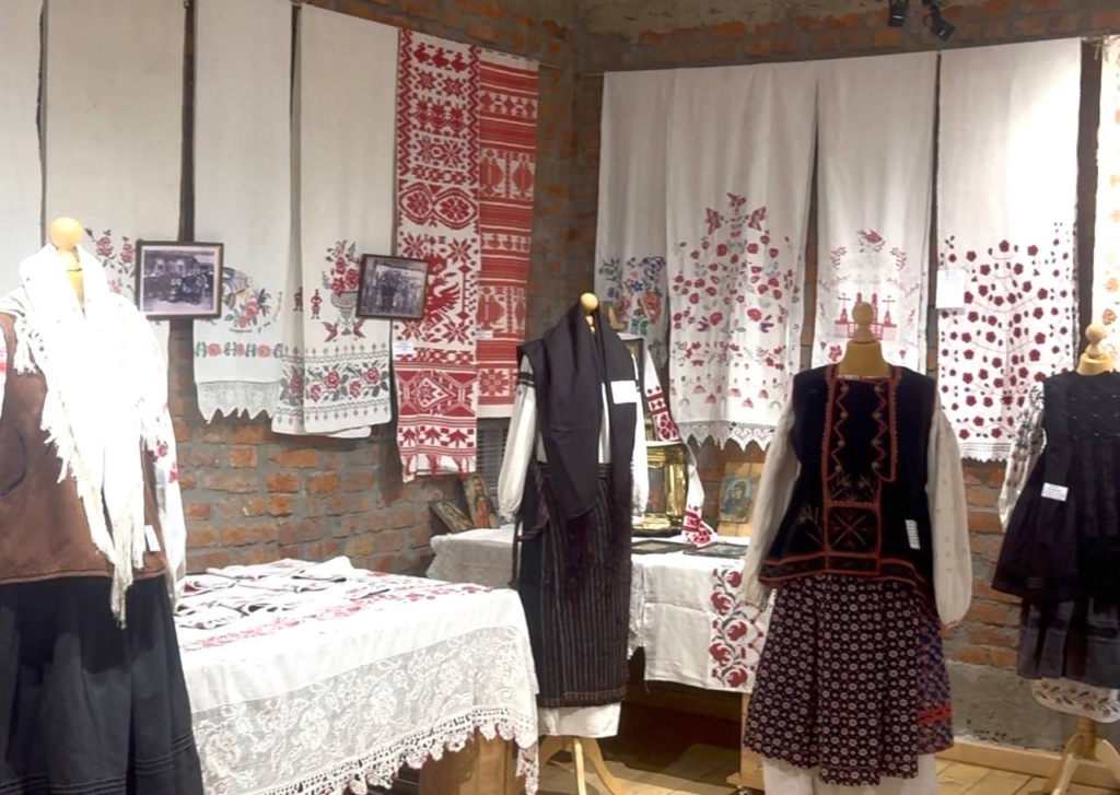 Старовинний одяг, ікони та рушники: франківців запрошують на виставку врятованих експонатів з Краматорська
