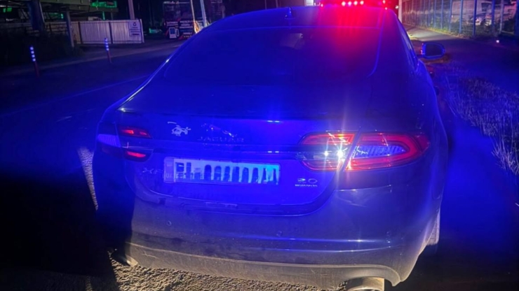 У Франківську патрульні зупинили водійку Jaguar з підробленими правами