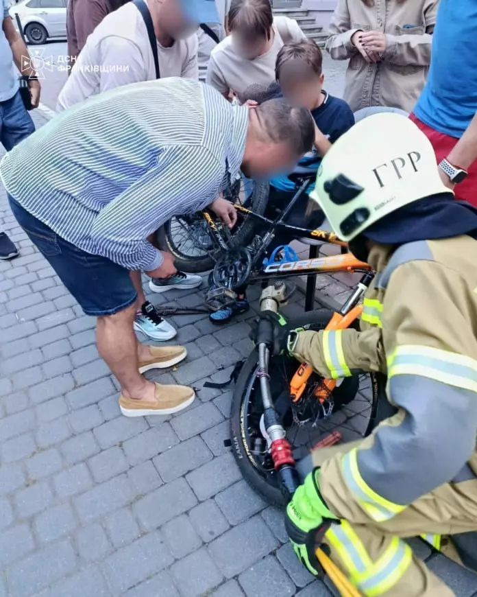 У Франківську дитина застрягла у велосипеді, допомогли рятувальники 1